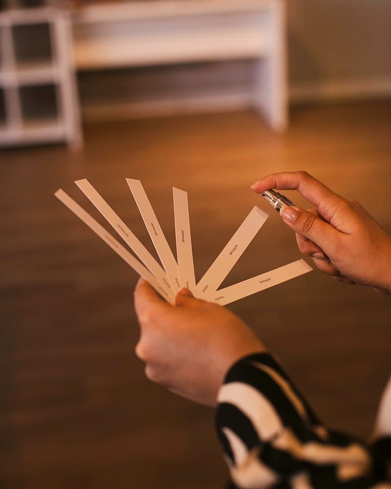 Fitas de teste abertas em leque para sentir as fragrâncias
