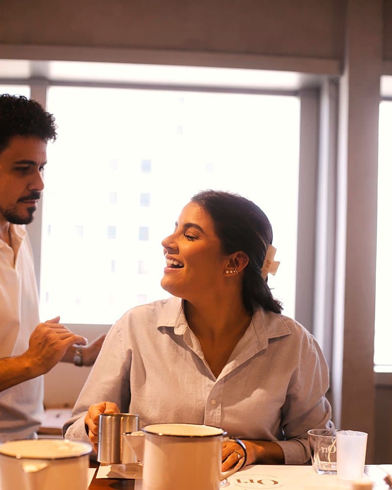 Participante rindo durante a conversa sobre as fragrâncias