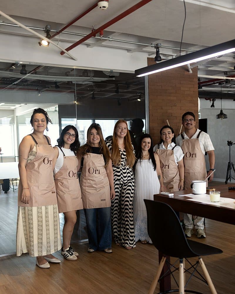 Turma reunida com os aventais da Orí ao fim da oficina
