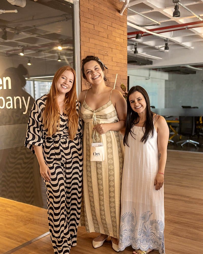 Participantes sorrindo juntas com as velas embaladas